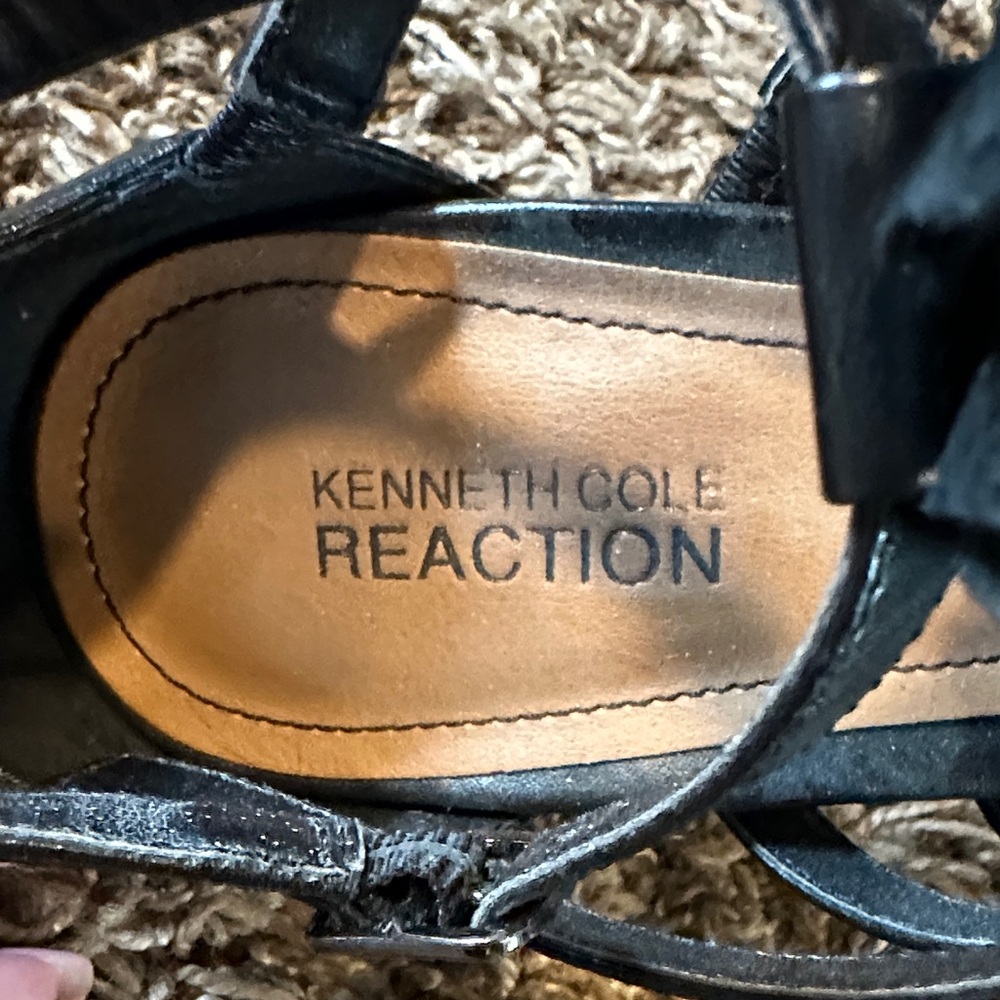 Pelle Moda Black Strappy Floral Heels - Picture 4 of 4